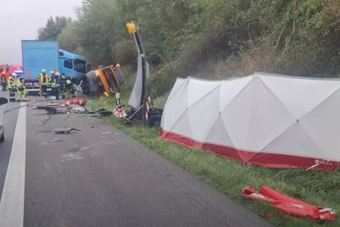 Un muncitor român și-a găsit sfârșitul pe o autostradă din Germania! Bărbatul a murit pe loc după ce a fost lovit în plin de un camion
